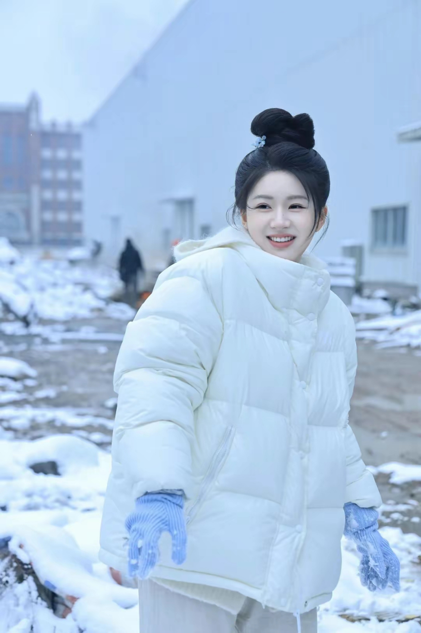 赵露思白色羽绒服雪景照,绝美!