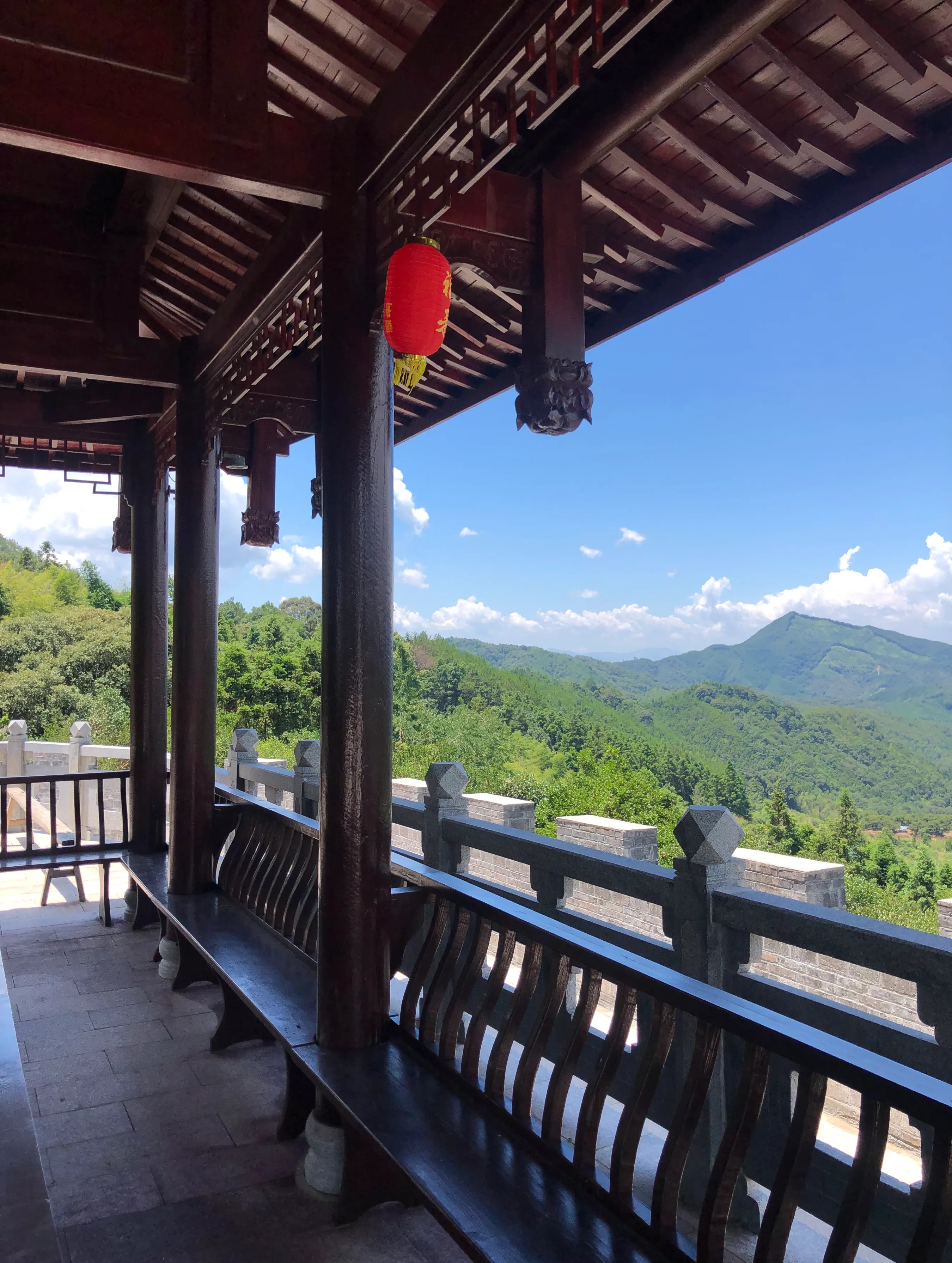 干那个工作,身上脏兮兮的,甚至脸上都是机油,一