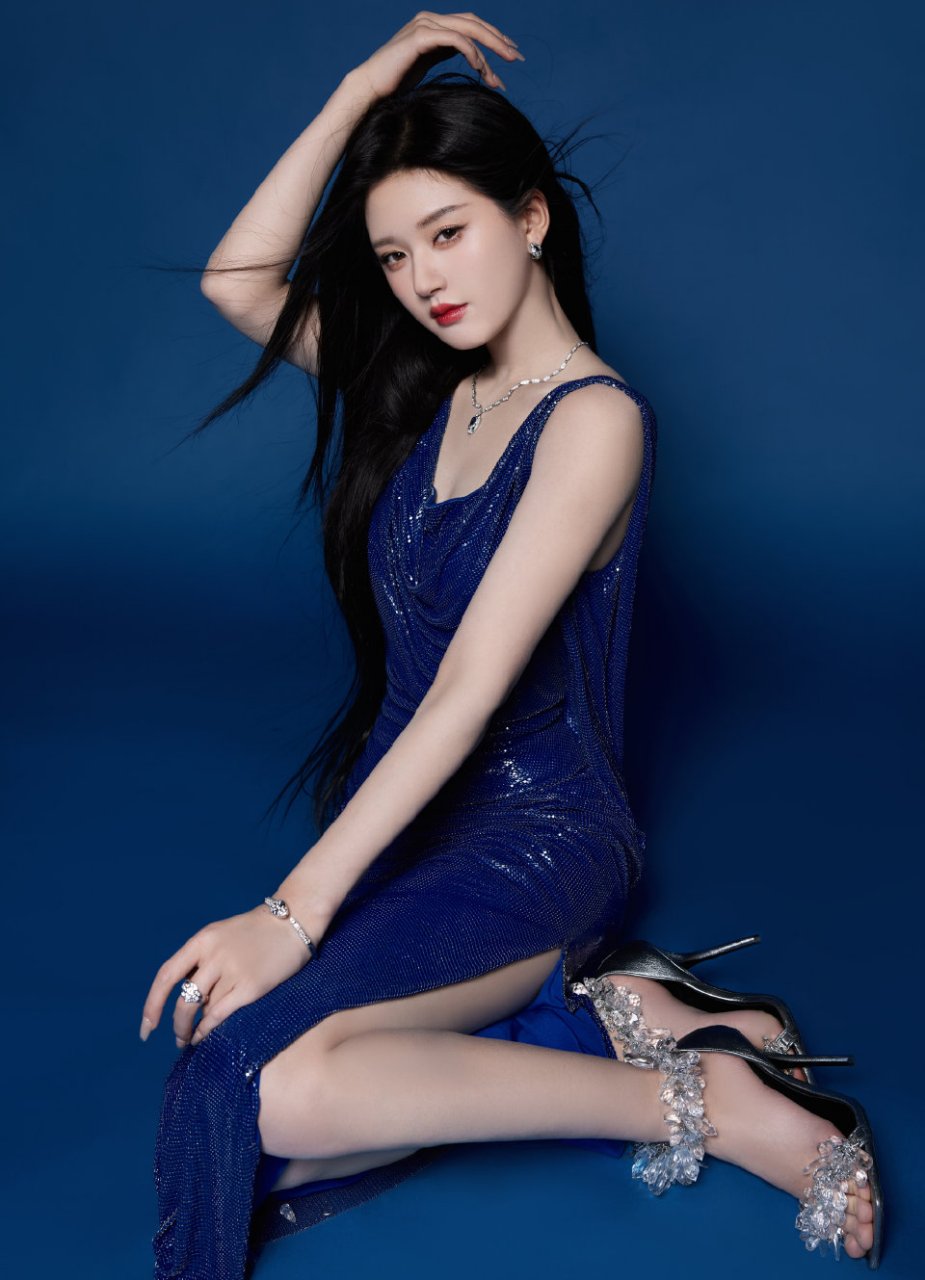 原来赵露思也有这样温婉可人的一面,一点都不像那个秃噜皮的憨憨啊[尬