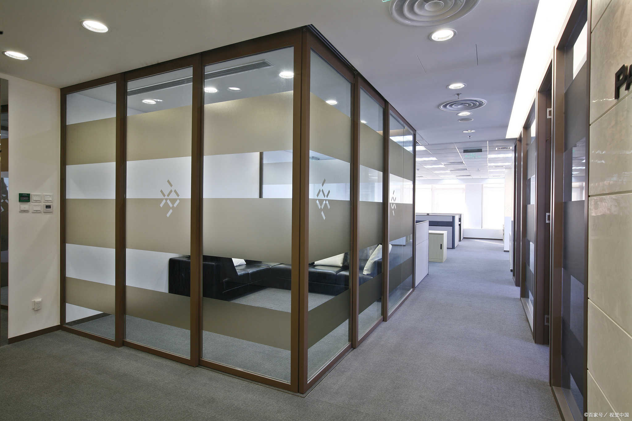 青岛玻璃隔断的实用性与美观并重