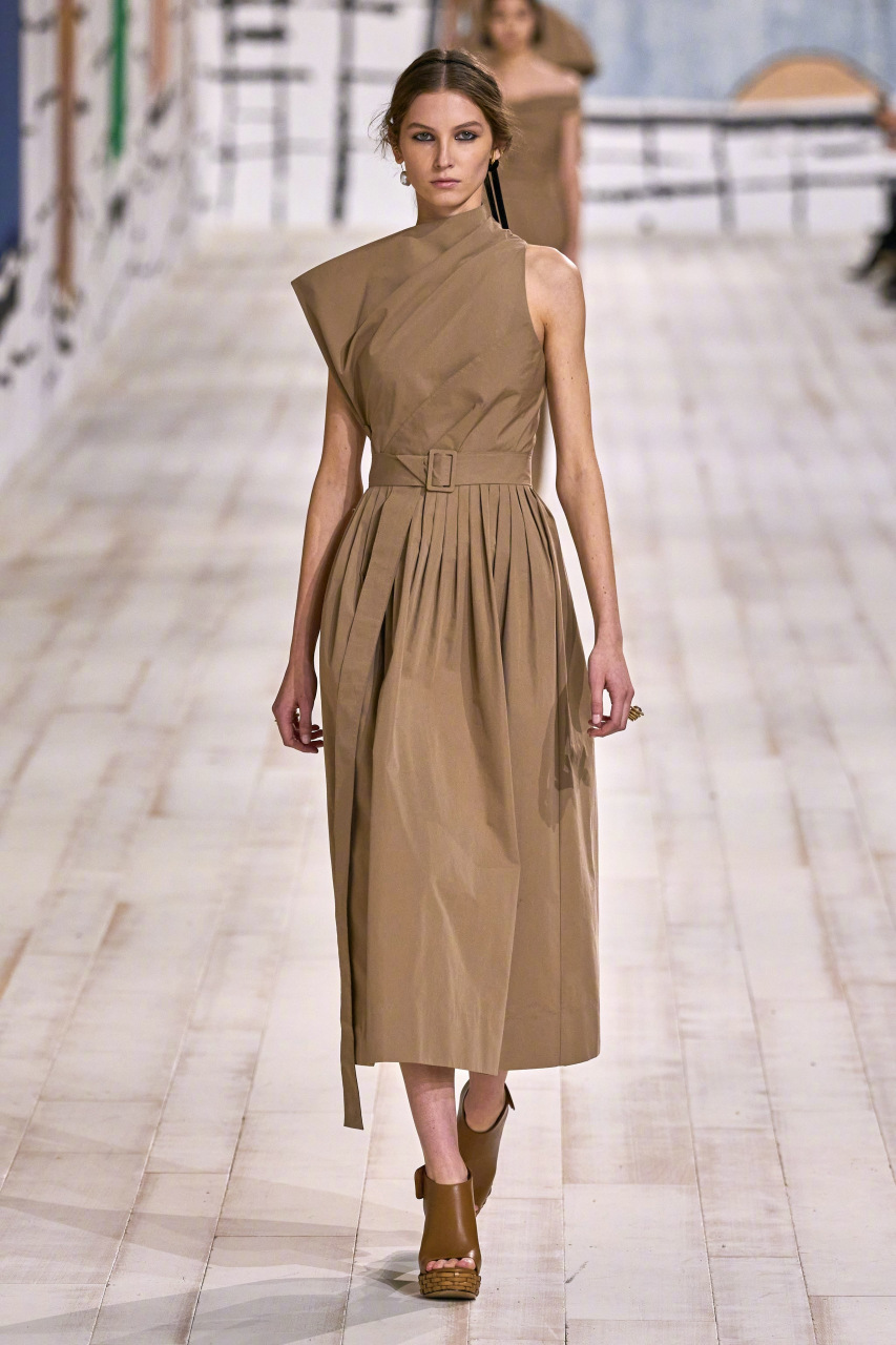 雕儿家的2024春夏,土褐色系列很适合日常,都是用风衣面料制成,很硬挺