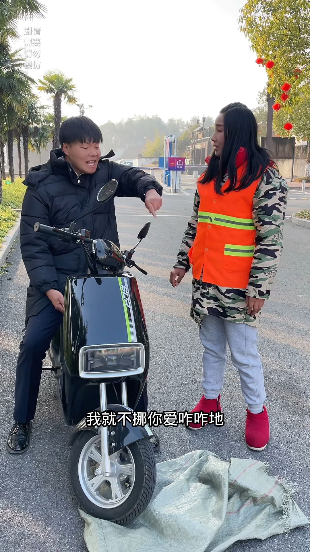 这个男人太嚣张了压到环卫工大姐的袋子不仅不道歉还欺负人家