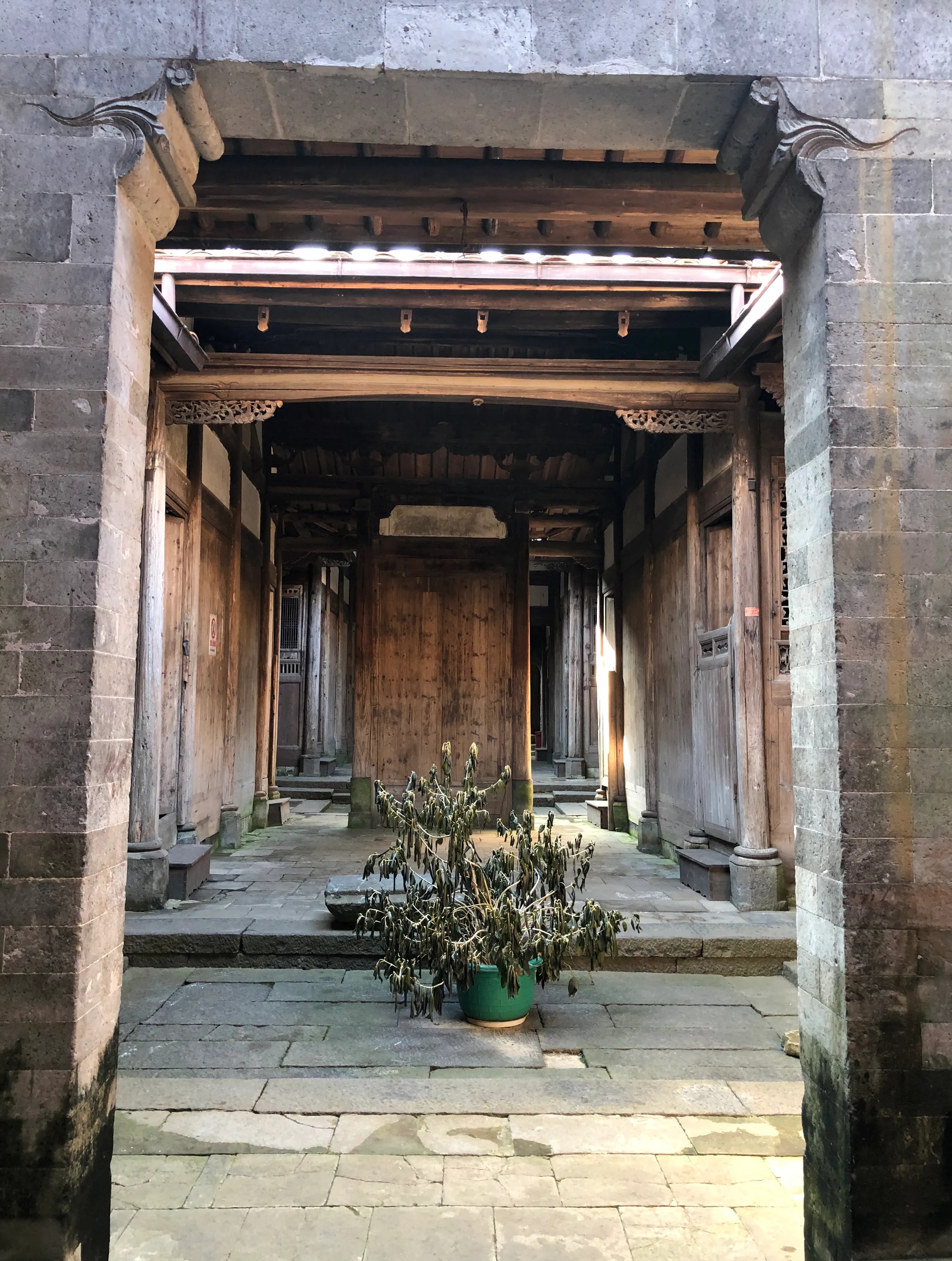 弟媳妇躺床上睡了一天了,不吃不喝,弟弟让我去劝