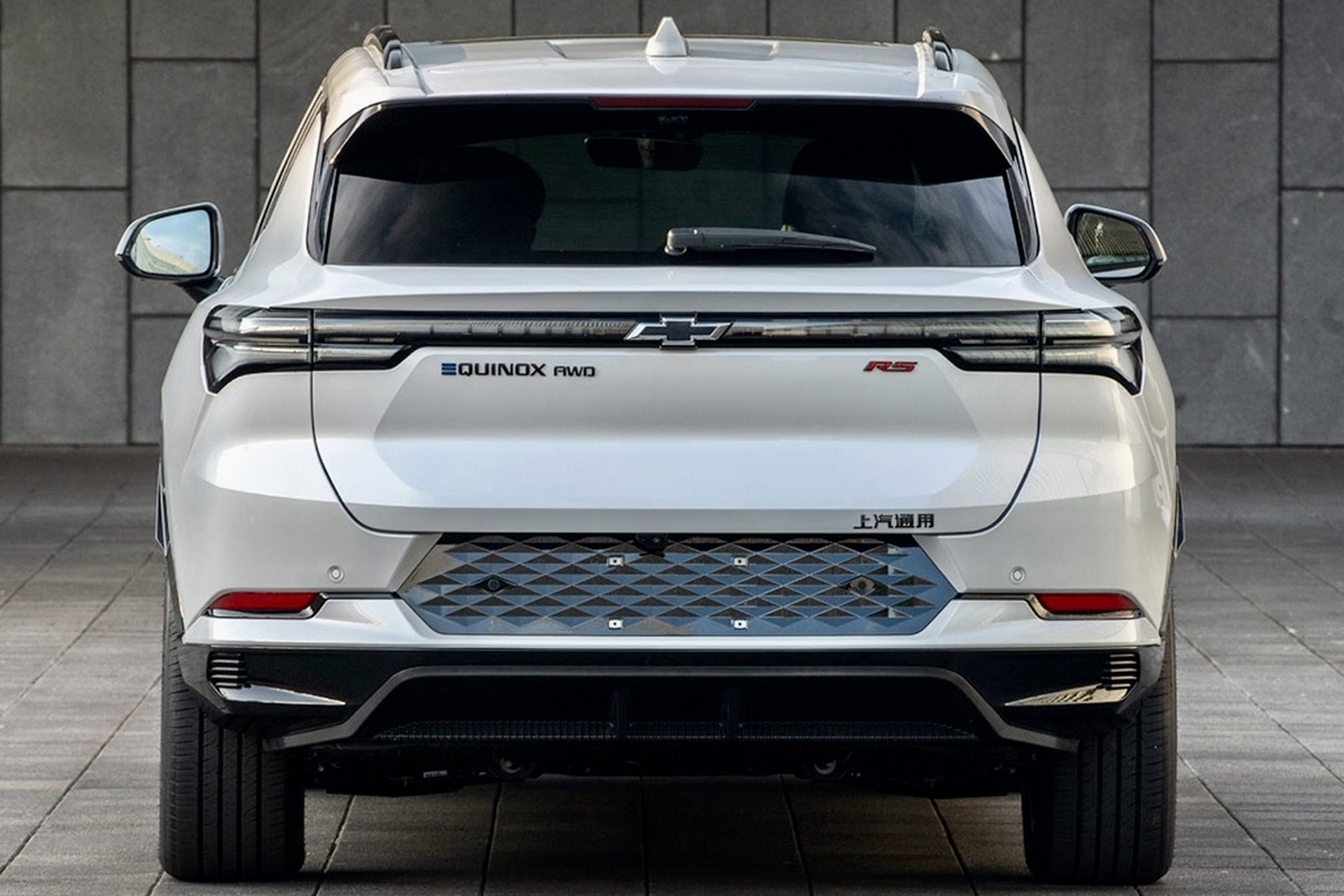 2024款雪弗兰探界者新能源rs双电机车型,极简的线条前大灯和硬朗的