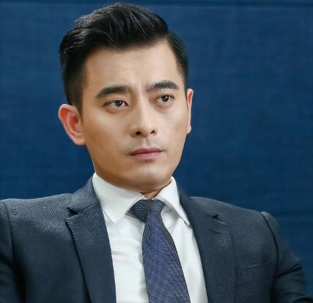 在拍摄《琅琊榜》期间,陈龙分享了他与胡歌的友谊和合作经历.