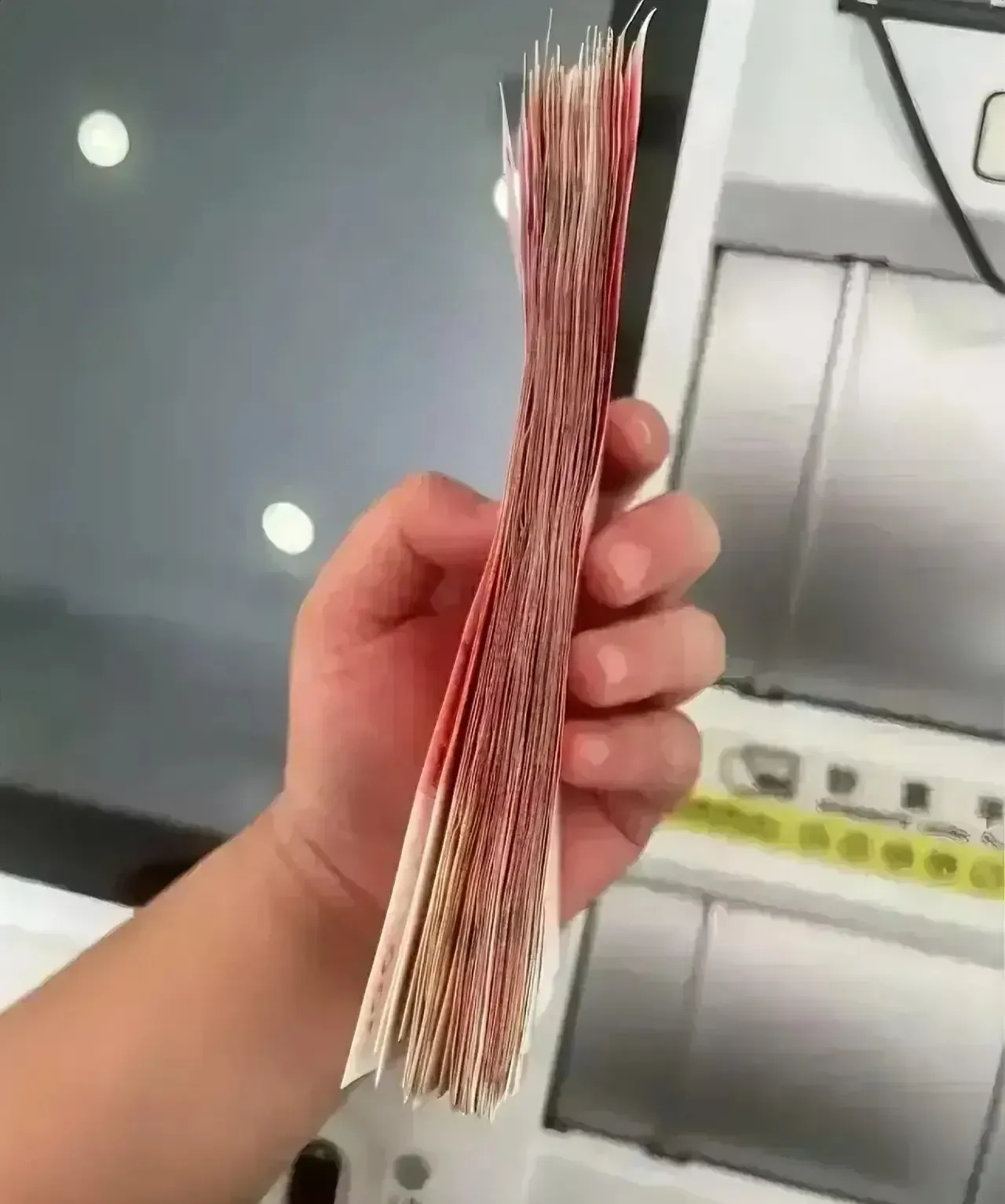 手拿两百现金图片图片