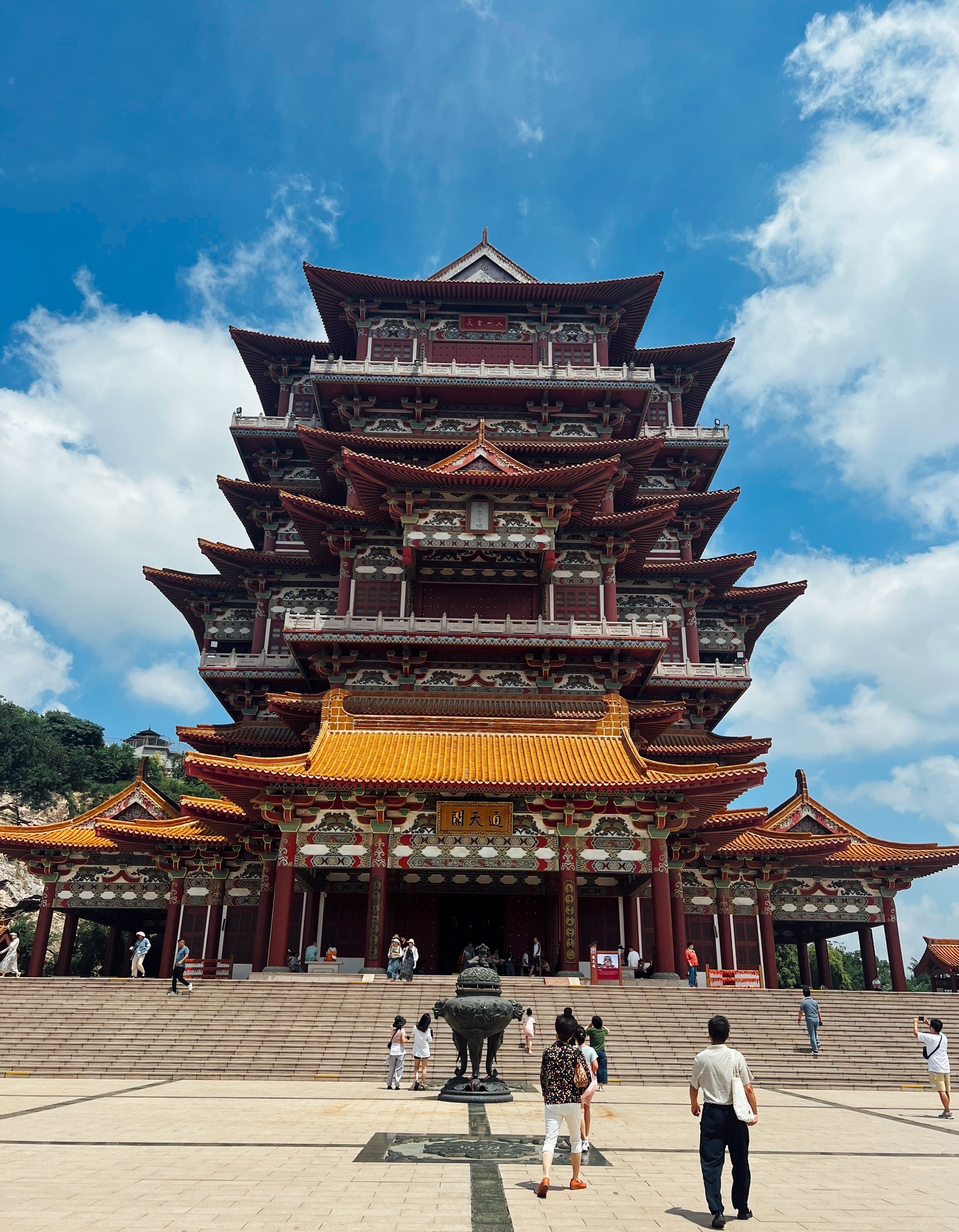 背不动的要放下,伤不起的要看淡,想不通的可以不想,恨不过的要抚平