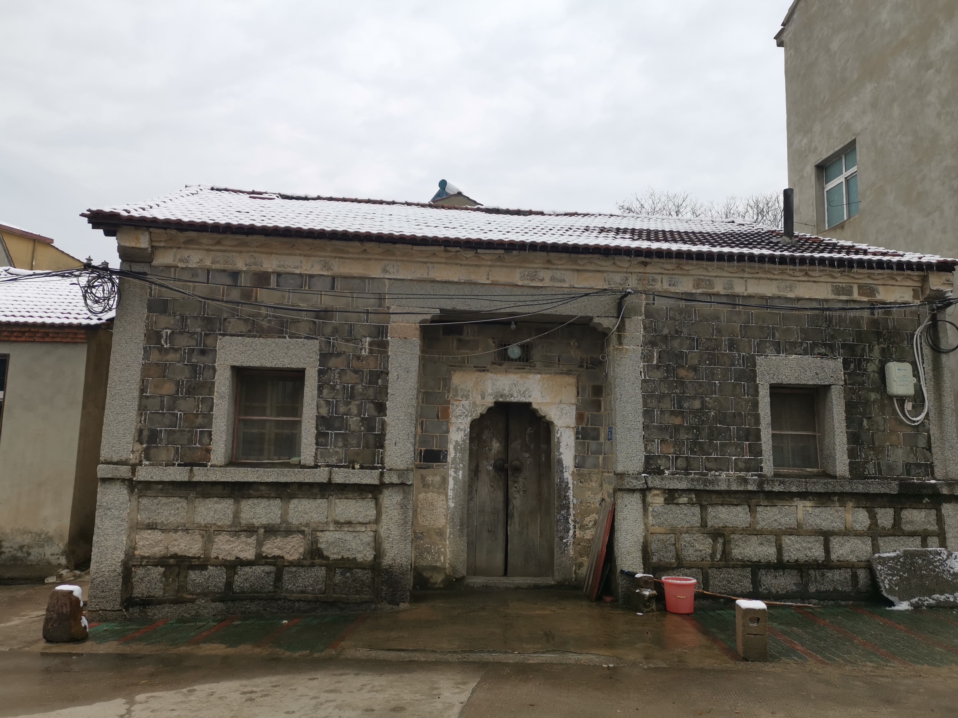 武汉黄陂蔡店与孝感大悟交界的山上,大雪覆盖了公路,骑不过去,只能