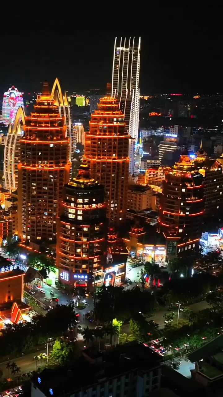 美丽的西双版纳夜景,流光溢彩,霓虹四射,如梦似幻令人陶醉