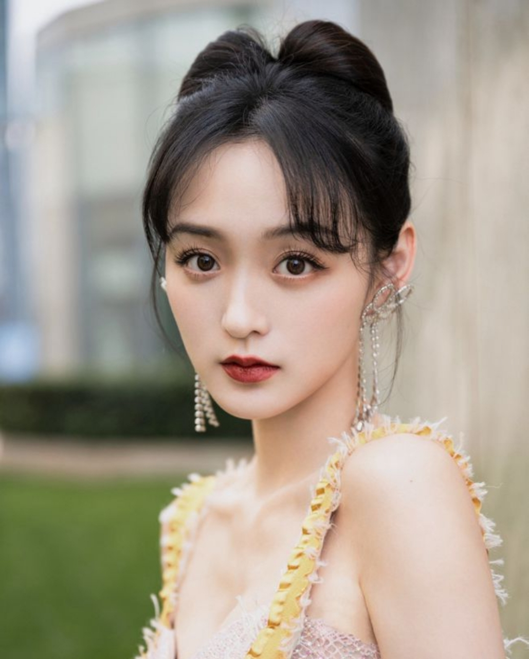 鞠婧祎,何泓姗都是四川地区的美女明星.长得像不像?
