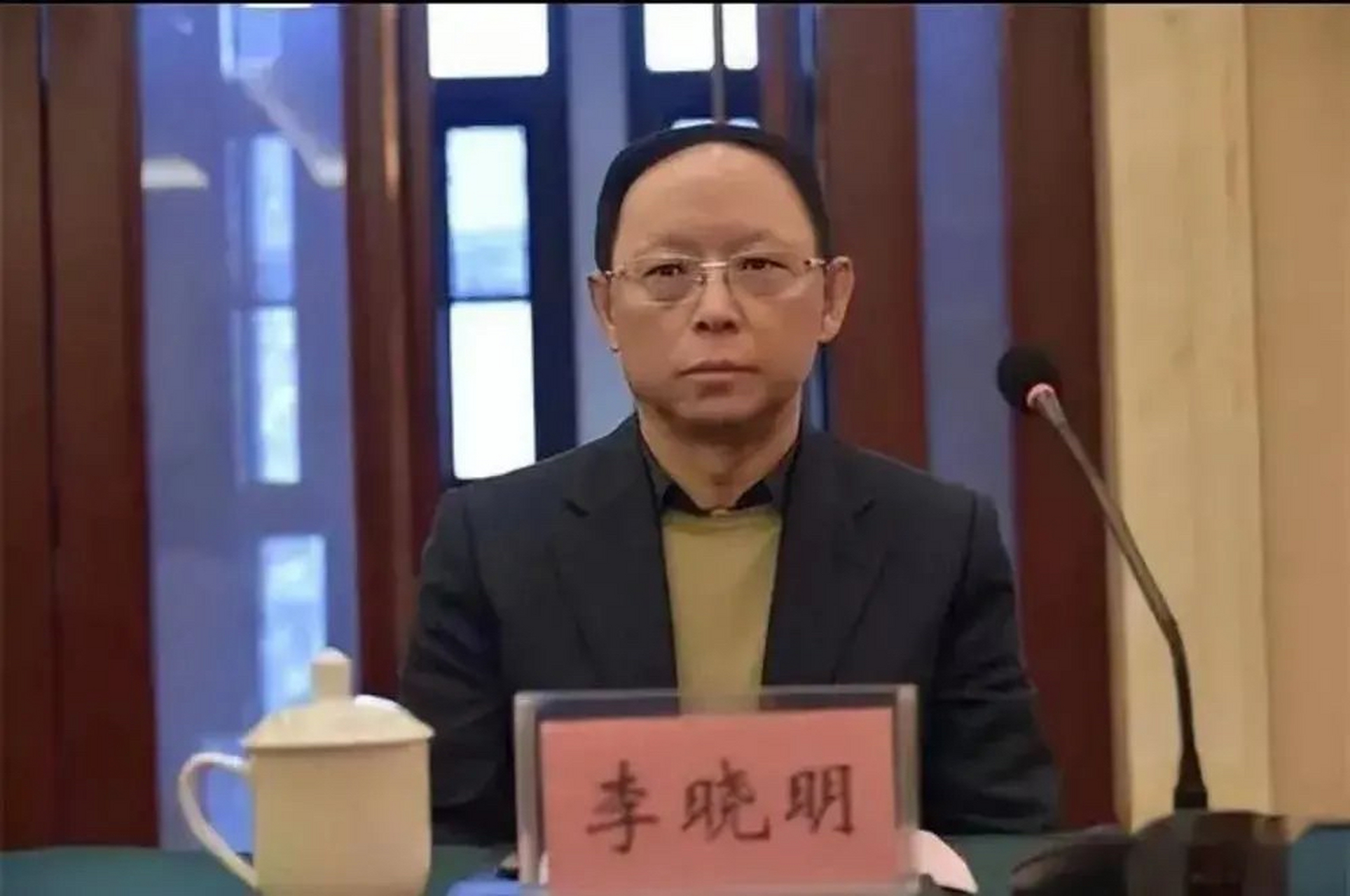 云南首富李晓明在中国卖掉本家公司的股票,套现345亿后,他以及其