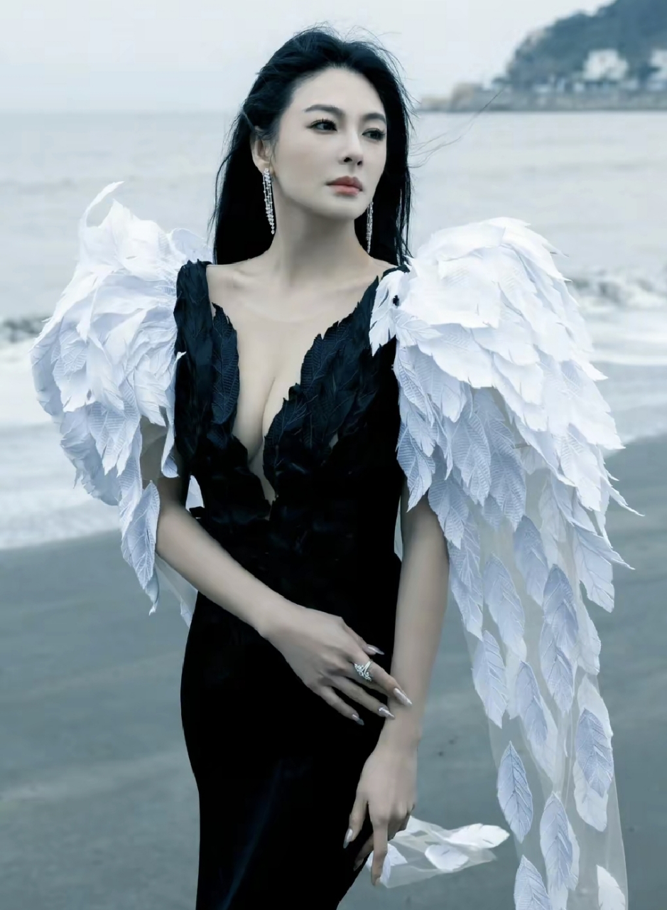 张雨绮长相明艳大方,财阀千金妆也是绝绝子,姐姐还可以解锁多种角色