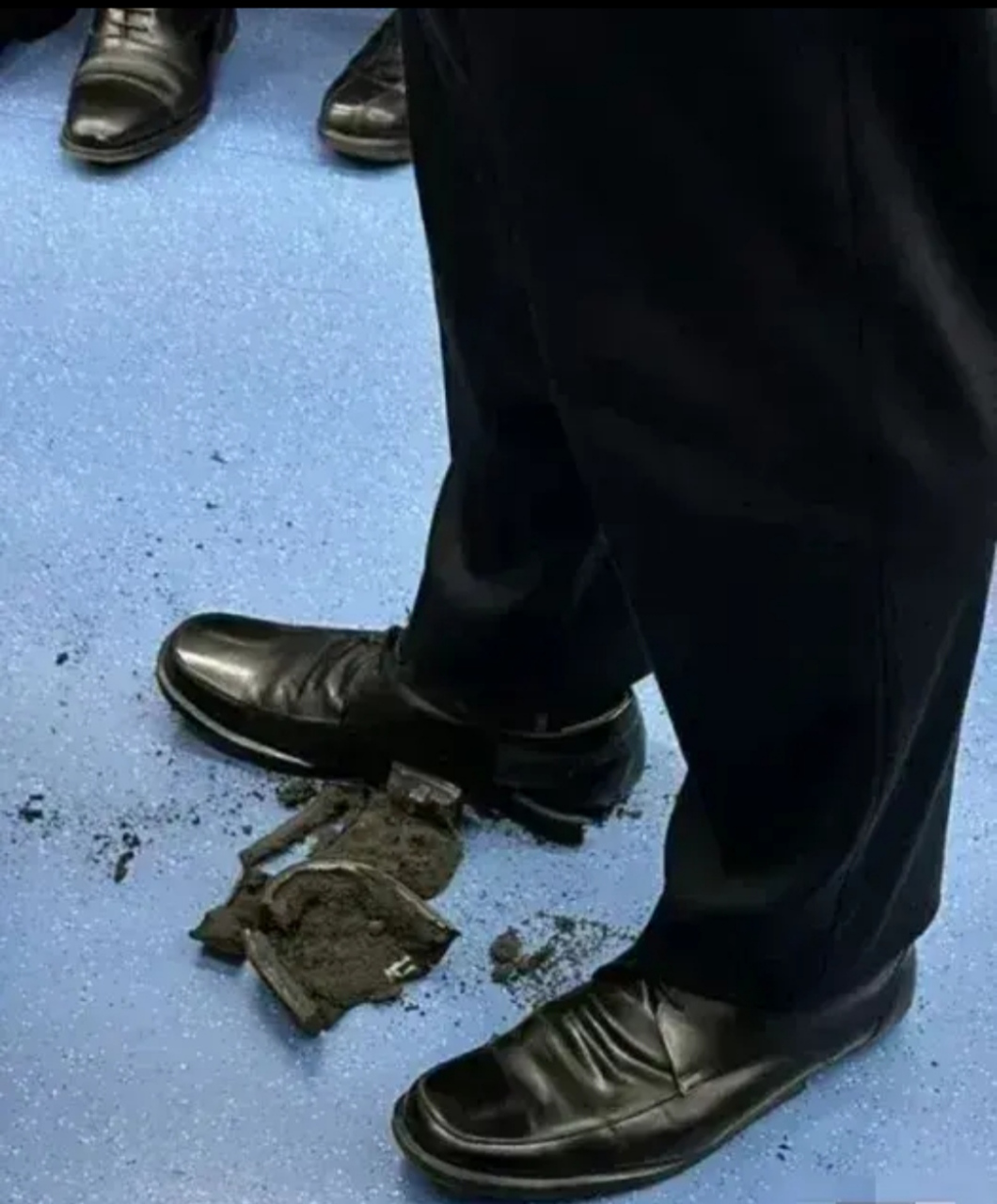 皮鞋久了不穿,千万不要穿出来了,不信你看,真的全烂了!