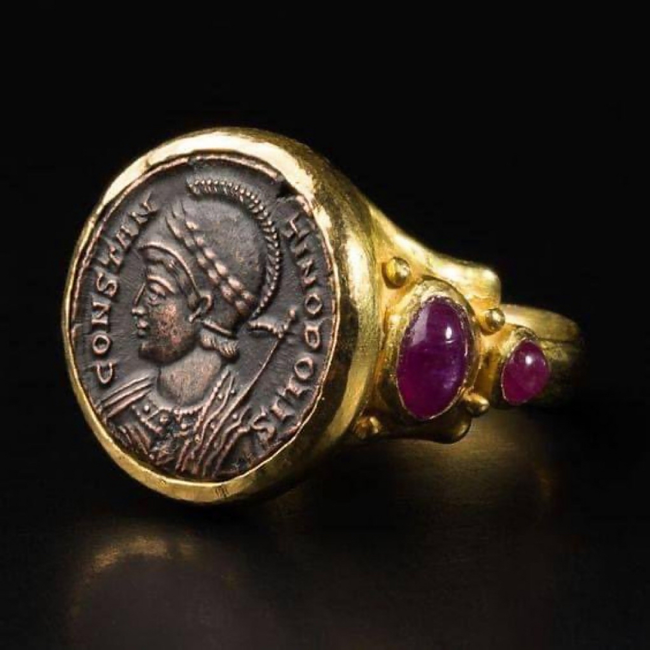 金戒指与君士坦丁皇帝的硬币 gold ring with ancient coin of