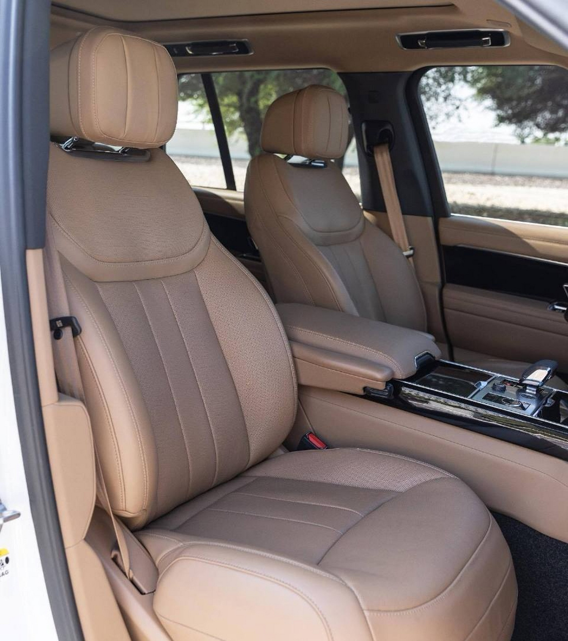 路虎揽胜vogue hse是一款中大型suv,也是路虎旗下较为昂贵的车型之一