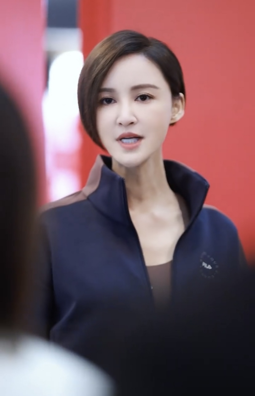 张歆艺面部表情有些僵硬,应该是年龄大了,不自然了吧?