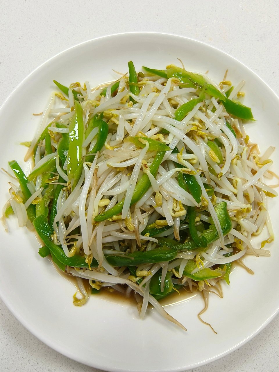 醋溜绿豆芽 简简单单的一道菜,脆嫩,爽口,清淡,非常简单 食材:绿豆芽