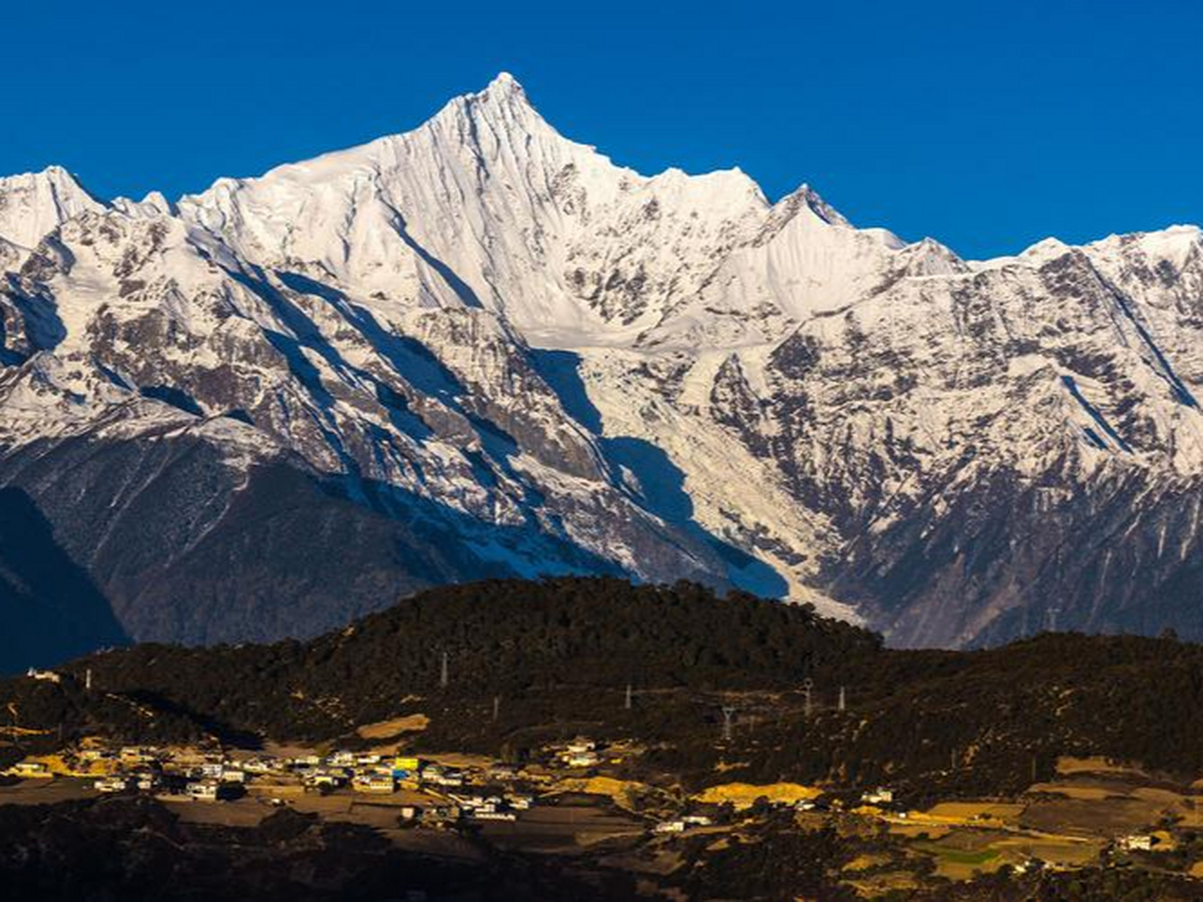 位于云南省迪庆藏族自治州德钦县境内,是云南的第一高峰,同时也是藏族