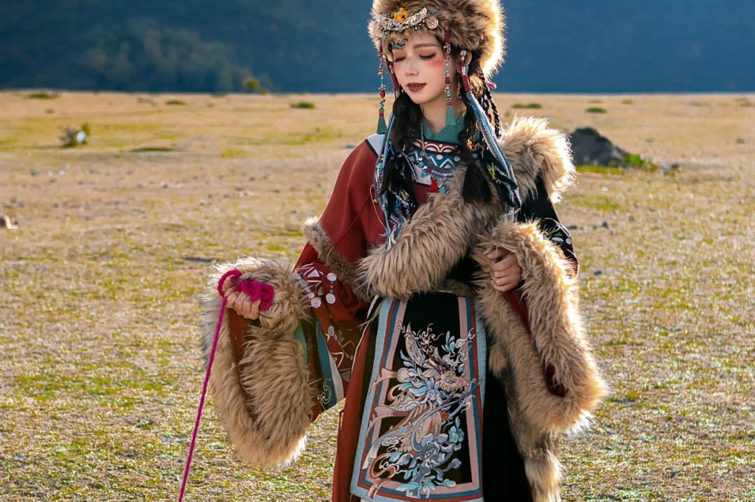 藏袍女装怎么穿?解锁高原时尚的独特魅力!