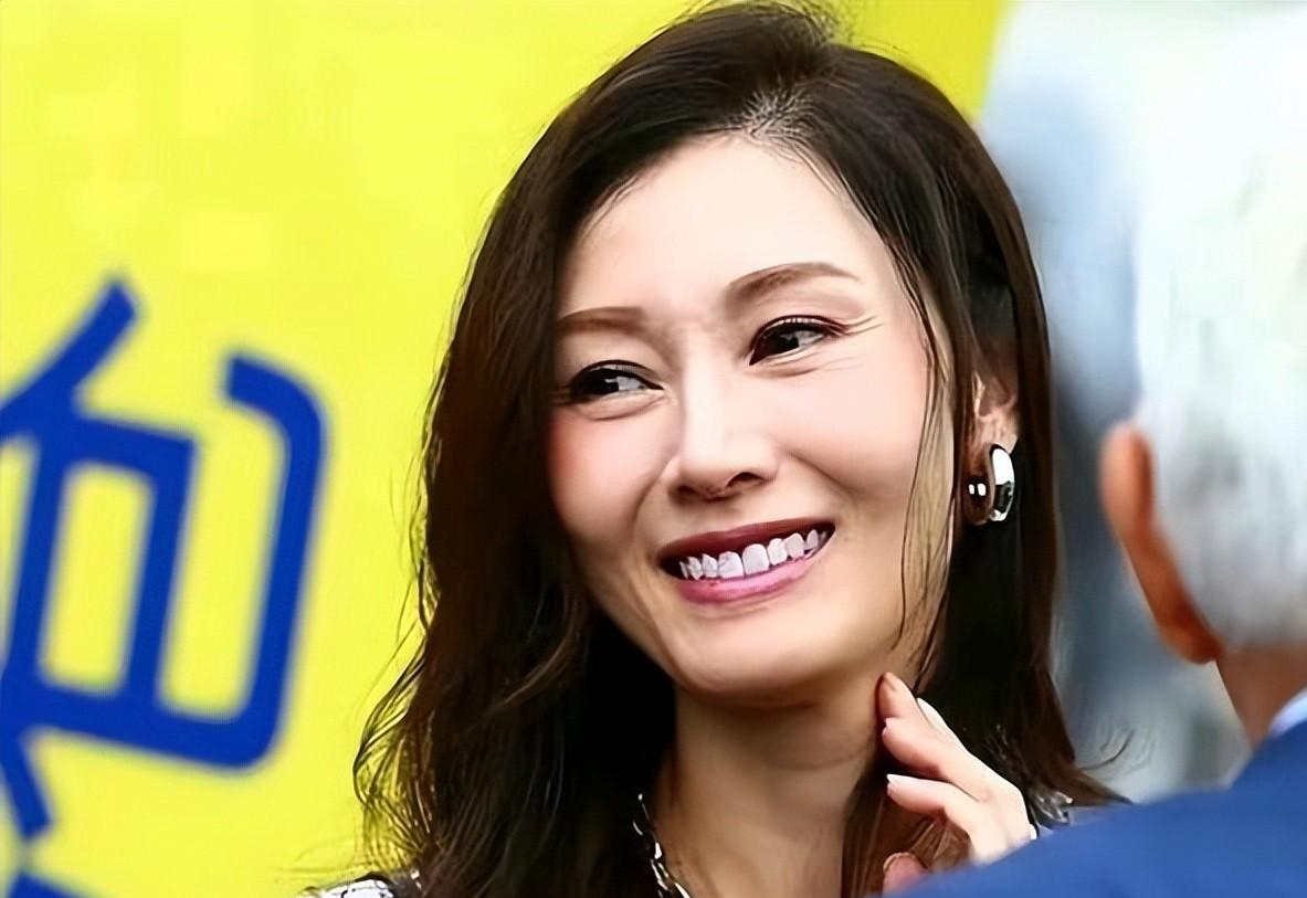 54岁李嘉欣露面!状态苍老不敢认,颜值断崖下滑,老公举动显宠溺