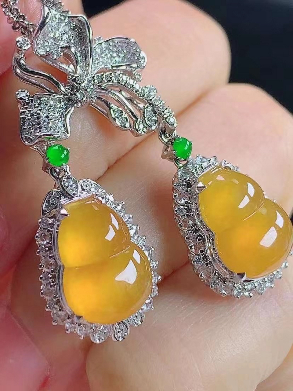 翡翠葫芦,寓意福禄双全,多子多福,健康长寿,是护身符中的吉祥之物.