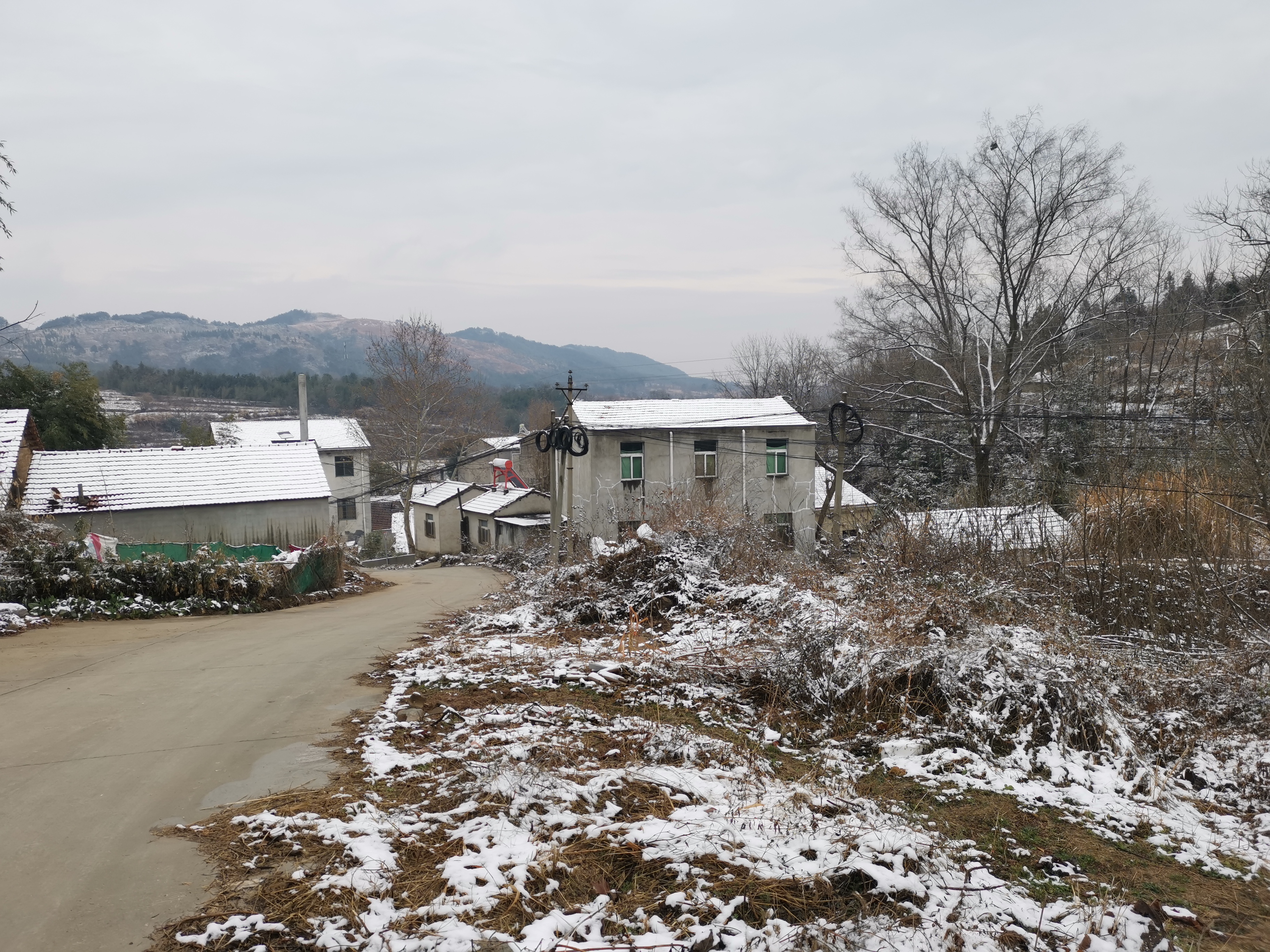 武汉黄陂蔡店与孝感大悟交界的山上,大雪覆盖了公路,骑不过去,只能