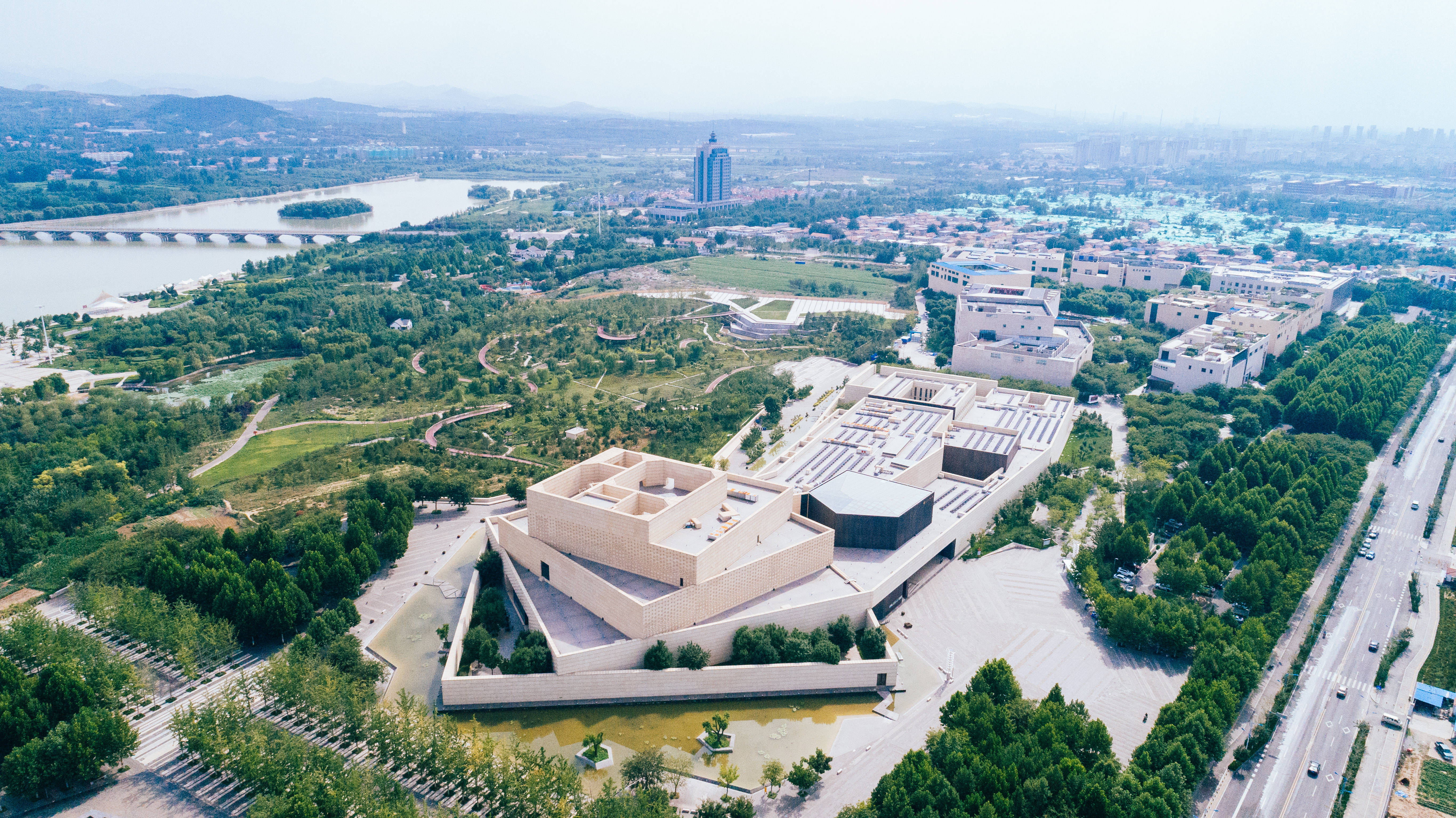 齐文化博物馆,位于山东省淄博市临淄区齐陵街道,原名为齐国历史博物馆