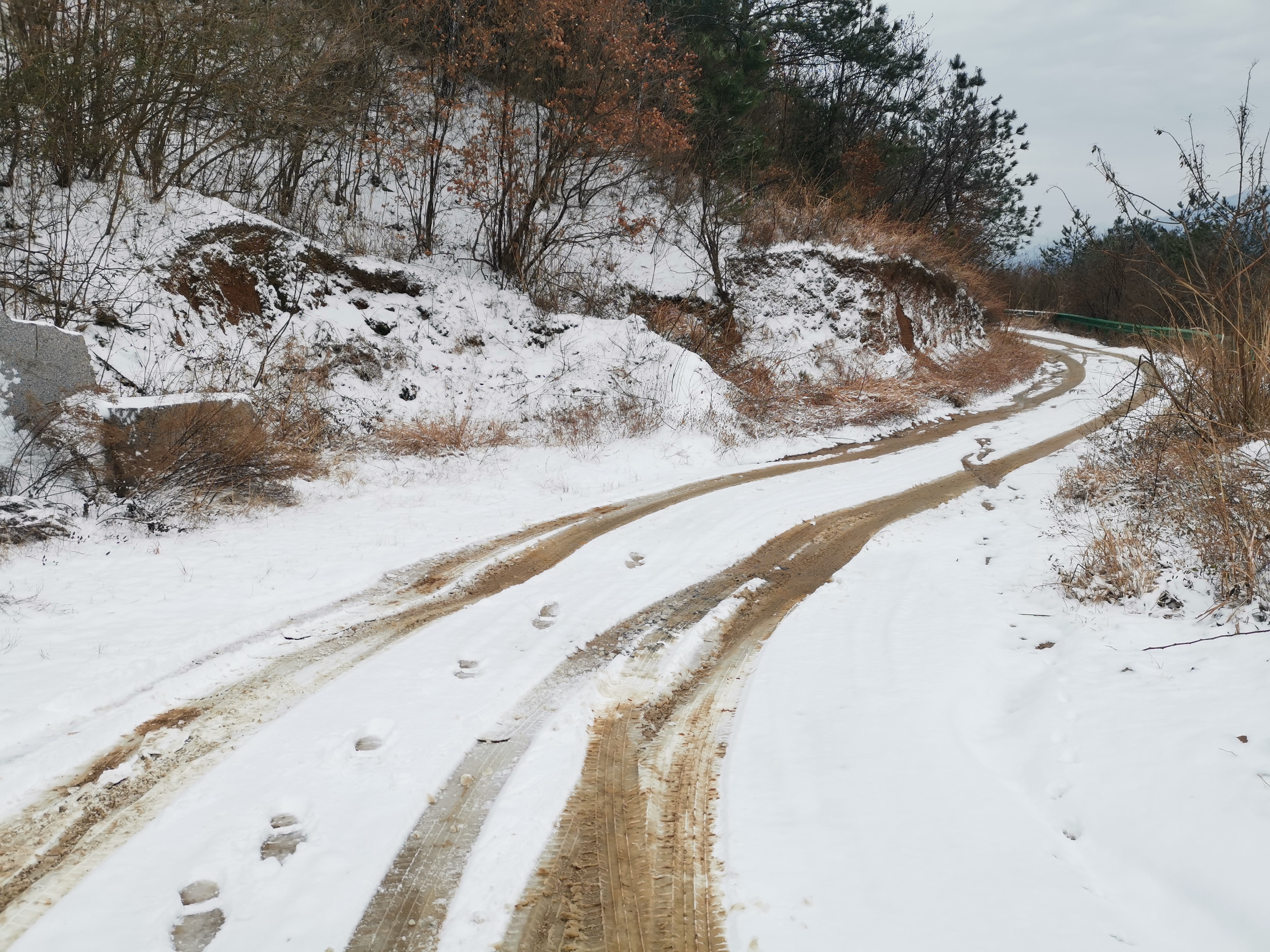 武汉黄陂蔡店与孝感大悟交界的山上,大雪覆盖了公路,骑不过去,只能