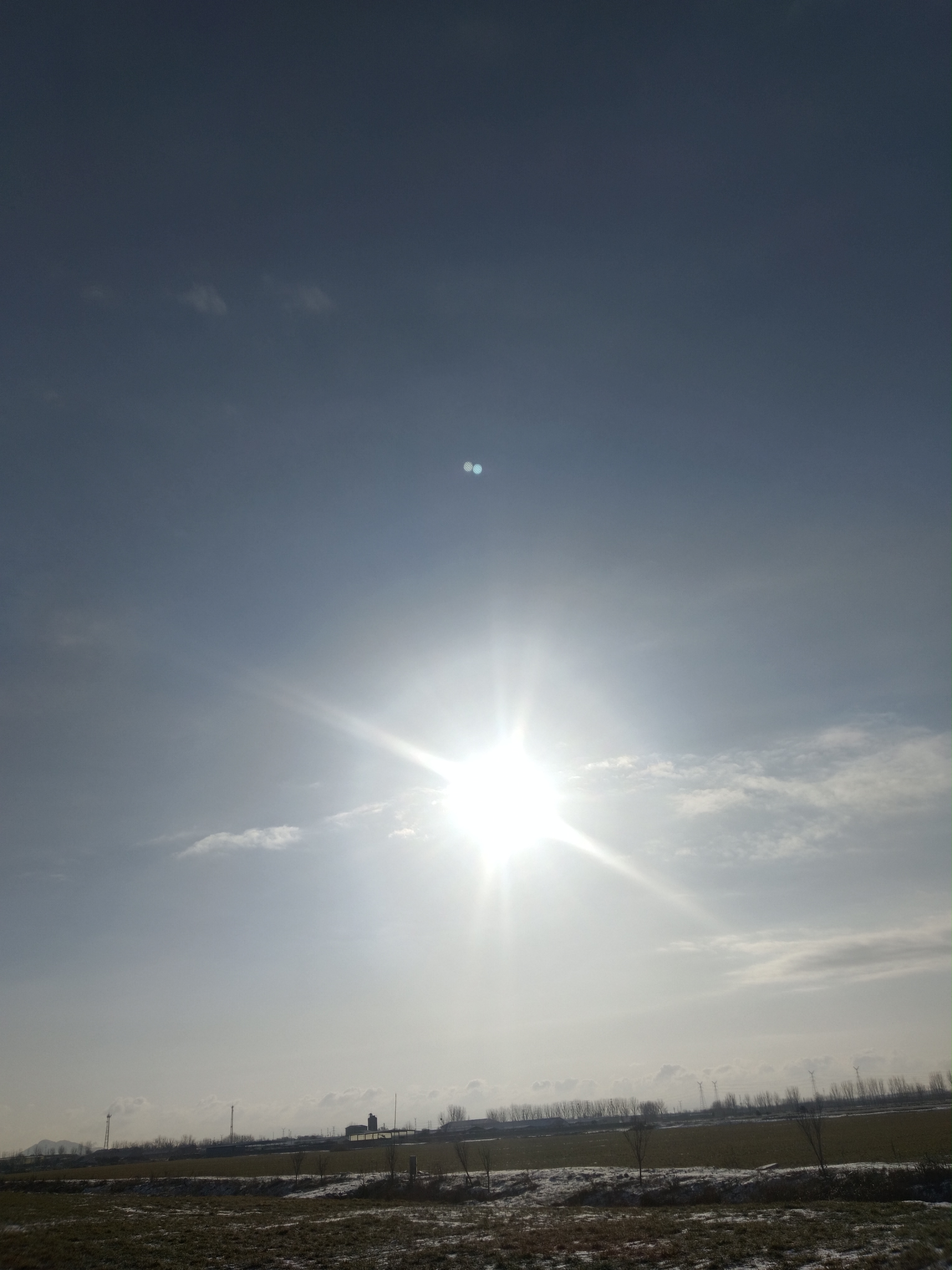 青岛一场雪后的清晨,早晨七八点钟的太阳,一轮度照