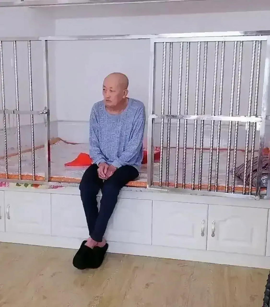 被锁在笼子里的老人看着真让人心疼,每天只有中午,晚上吃饭的时候才能