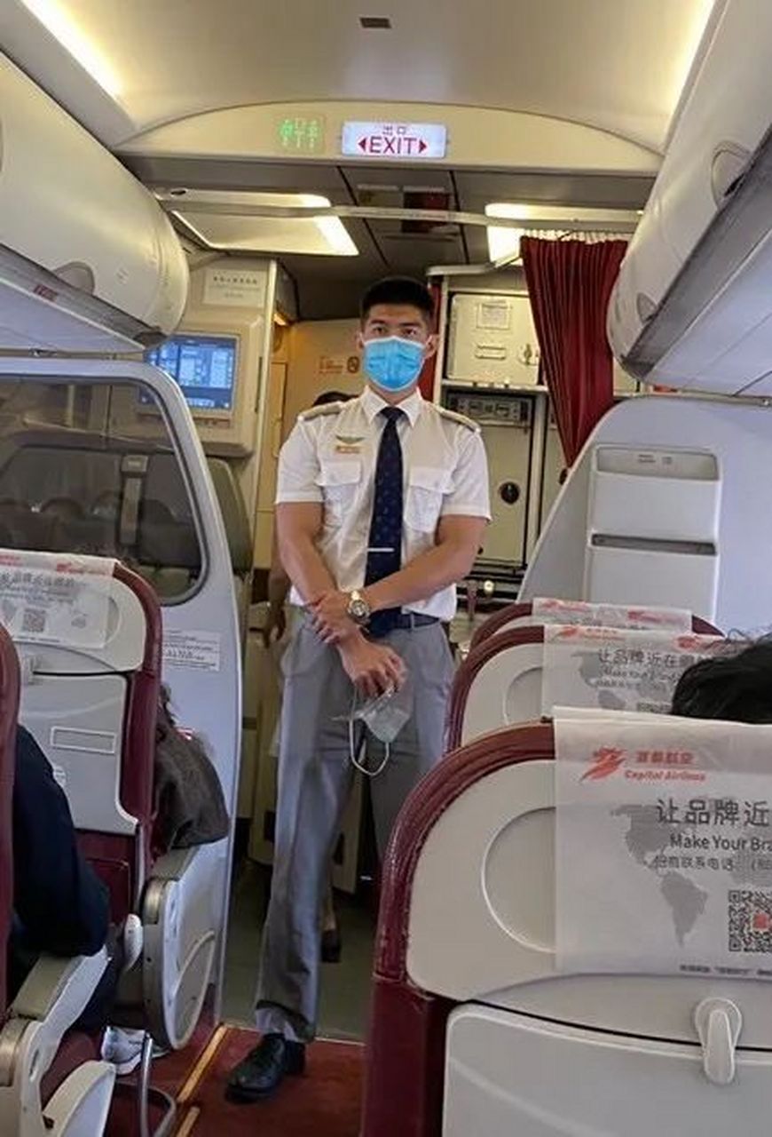 飞机上抓拍手臂超级粗壮的空少帅哥 这手臂真的是爱了爱了.