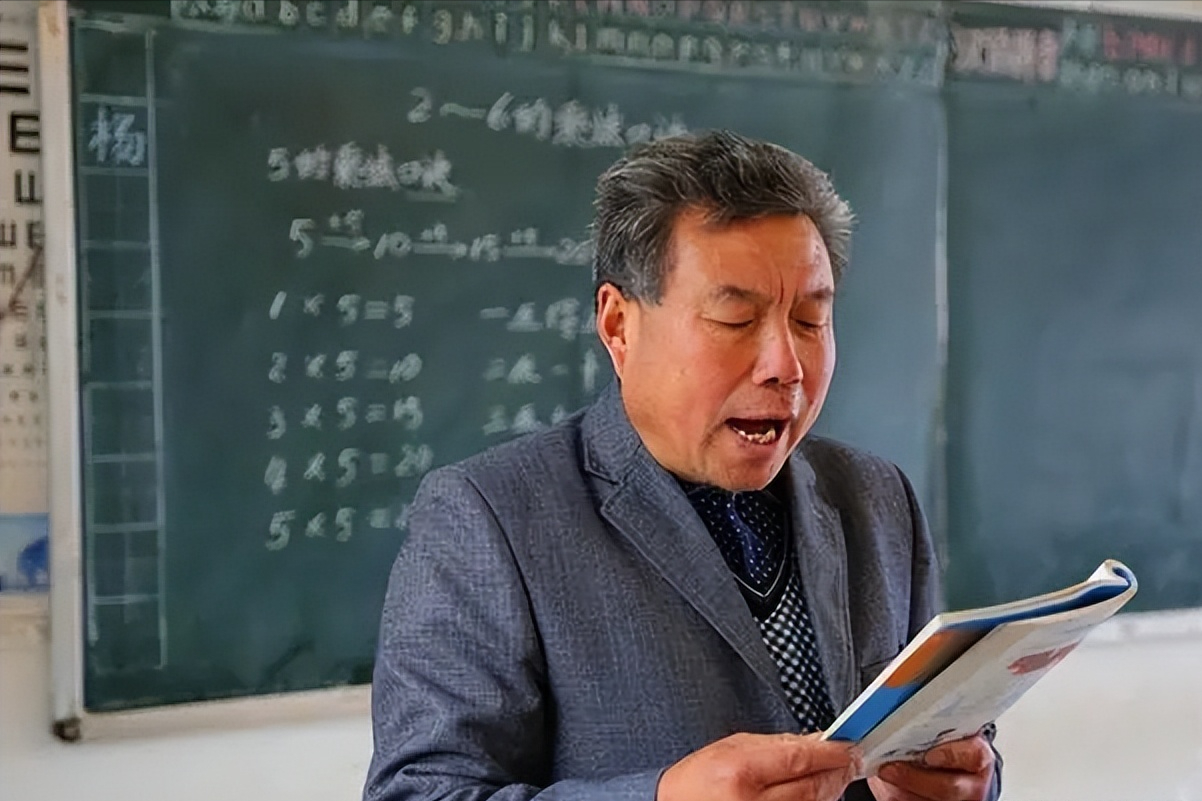 我79年师范毕业,当33年教师,退休金5700元,是村里教师中最少的