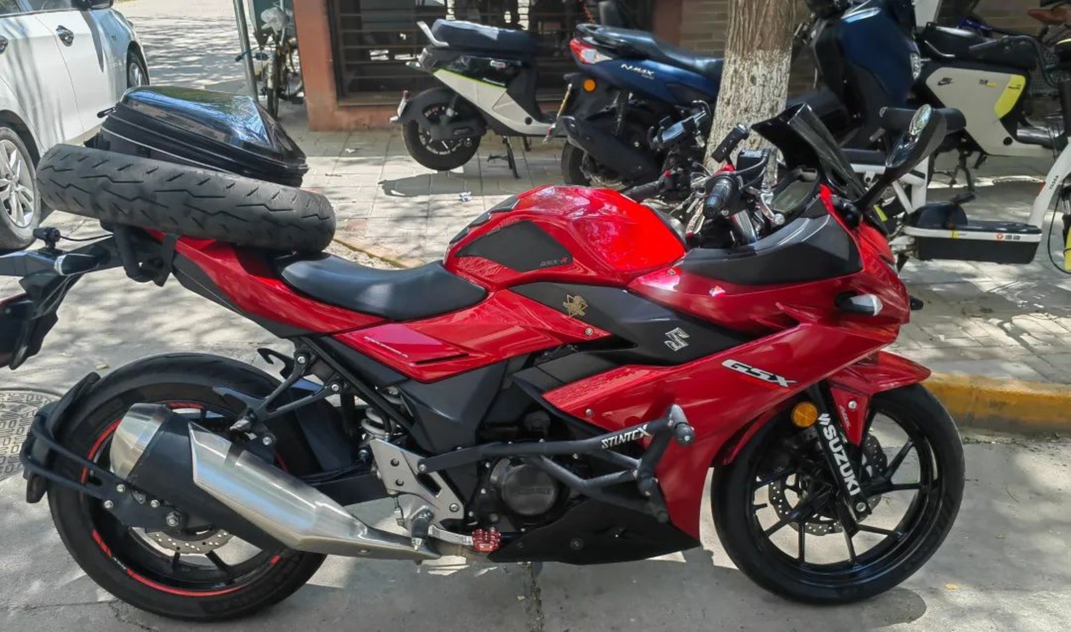 以作者亲骑三年的通勤神车gsx250r-a为例,带你全方位了解入门仿赛的