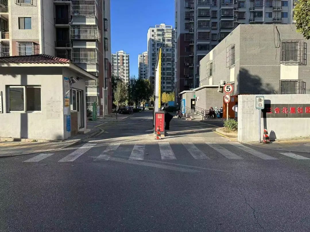 大兴区兴丰街道:改造小区出入口 解决居民出行难题