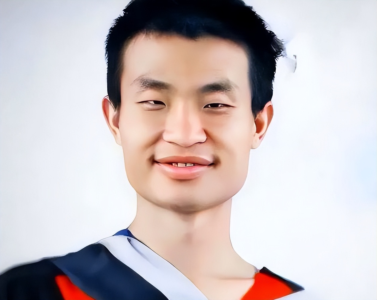 北大放假网友火车站偶遇韦神,穿着十分朴素,旧毛衣已严重破损