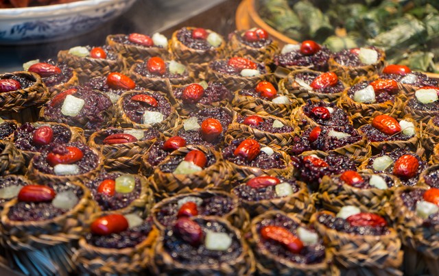 惠阳淡水酥丸:惠阳淡水酥丸是惠州惠阳区的特色美食,以其口感酥脆
