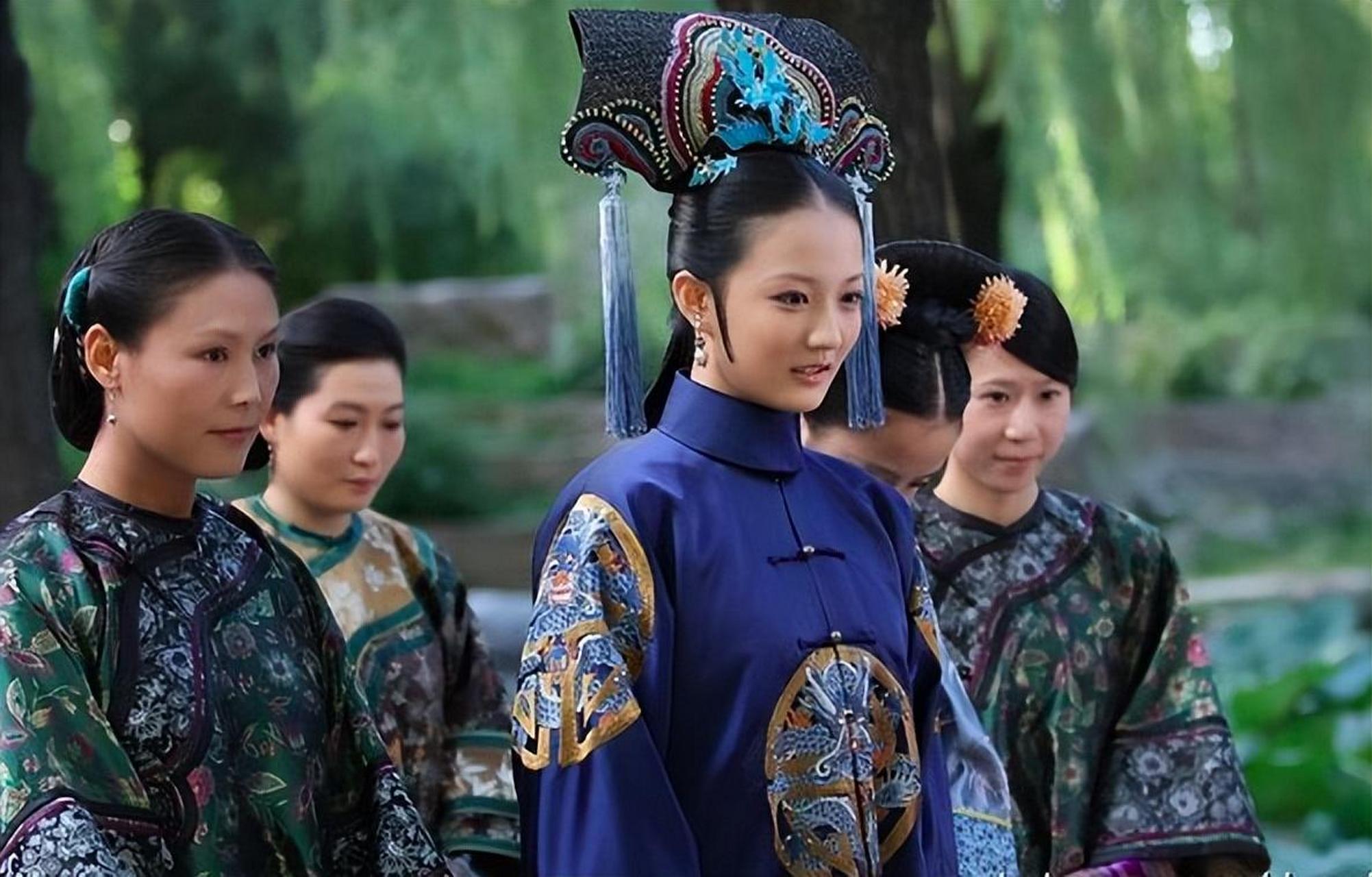 庆贵妃陆氏是乾隆帝的宠妃,出身低微且无子女,却一路晋升至贵妃,成为