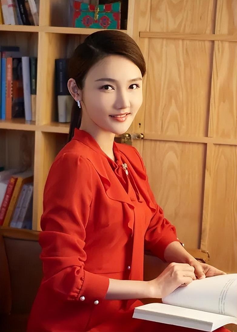 龙洋:从湖南走出的央视著名主持人,男友在雾中迷路了