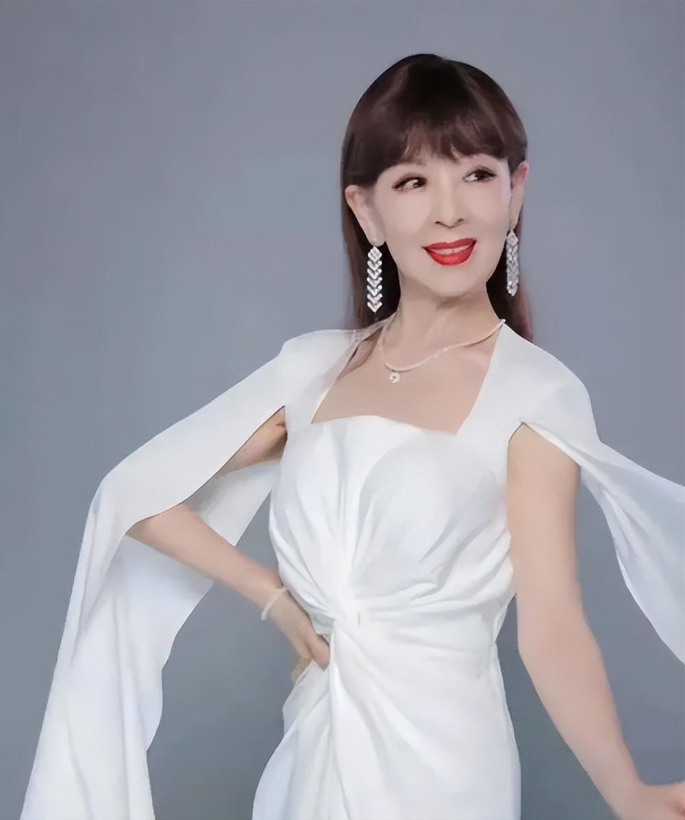 汪奶奶的真实姓名叫汪碧云,她出生于杭州浣纱路,小时候的汪碧云家境