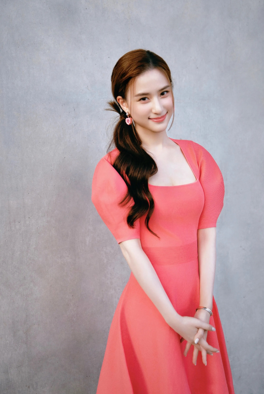 赌王何鸿燊女儿何超莲太美了! 颜值身材超越女明星!