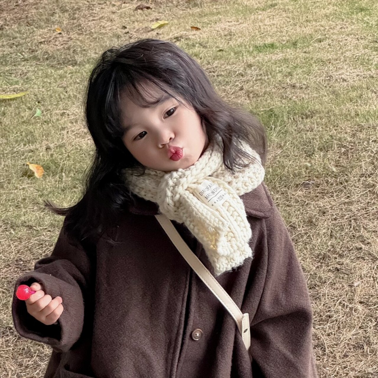 古早氛围感头像  路边有一个可爱的小女孩,她穿着简单的衣服,扎着可爱