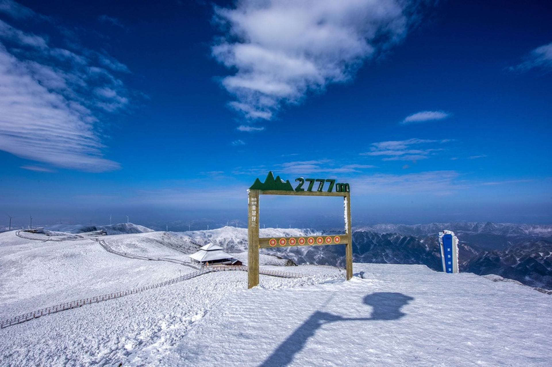 【贵州赫章:冬季旅游"淡季不淡"】日前,一场大雪使贵州省毕节市赫章县