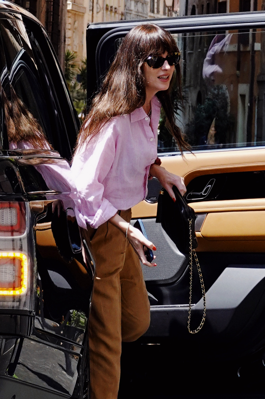 跨年创作挑战赛# #女明星日常穿搭# dakota johnson达科塔·约翰 