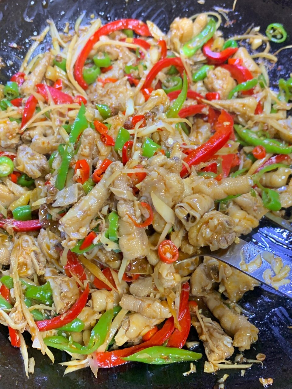 巨巨巨好吃  爱吃辣的姐妹们一定要试试  食材:鸡爪,仔姜,小米辣,二