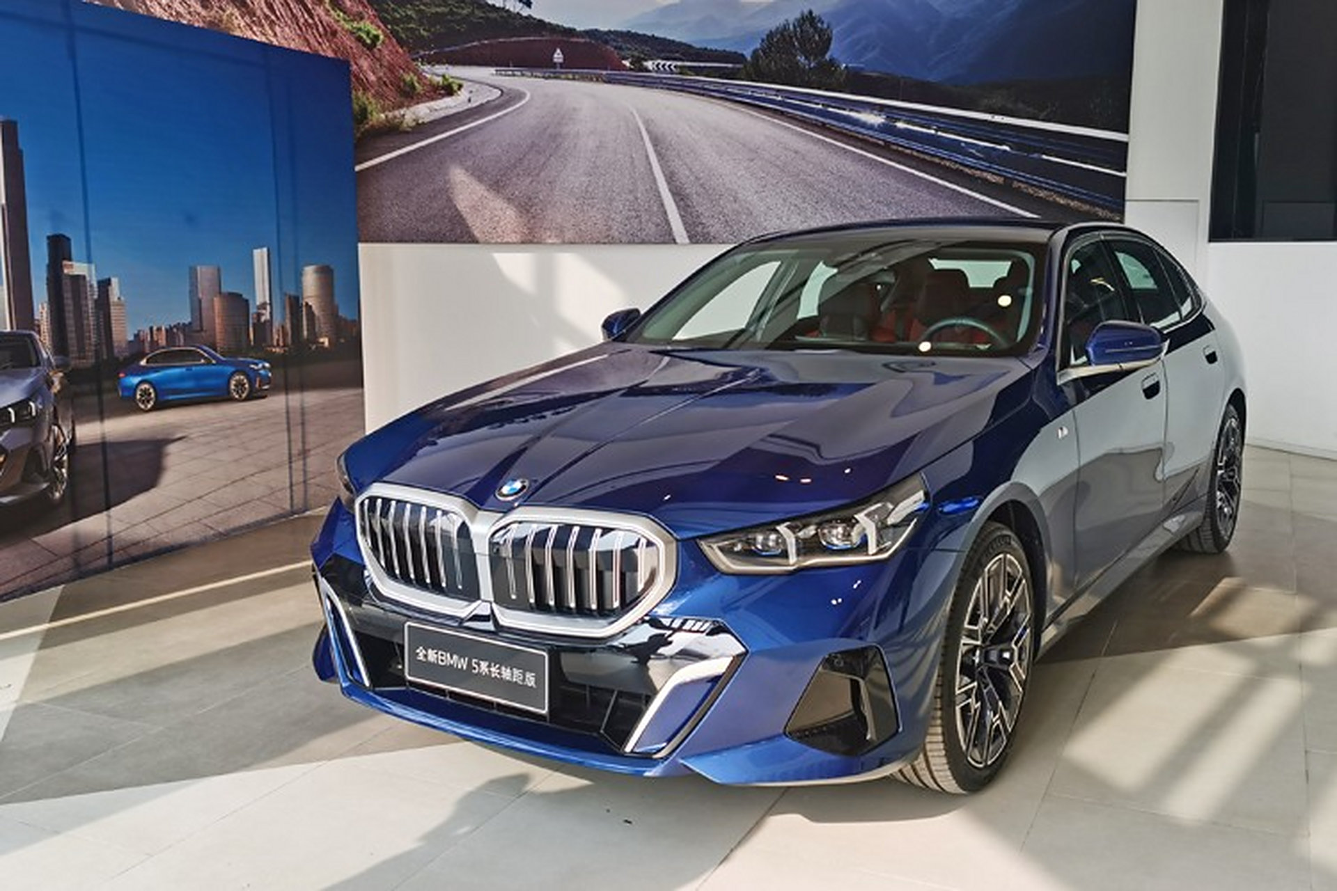 新一代宝马5系将于明日正式上市,新车里外设计向7系靠拢,全新宝马5系