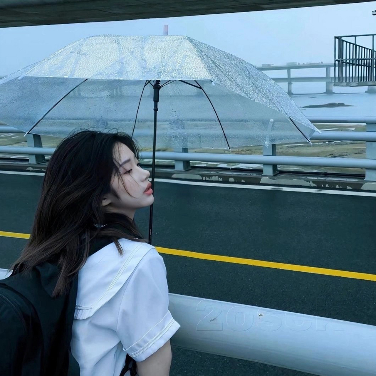 ins风雾霾蓝治愈系女生头像 风吹太阳晒,自由又自在.