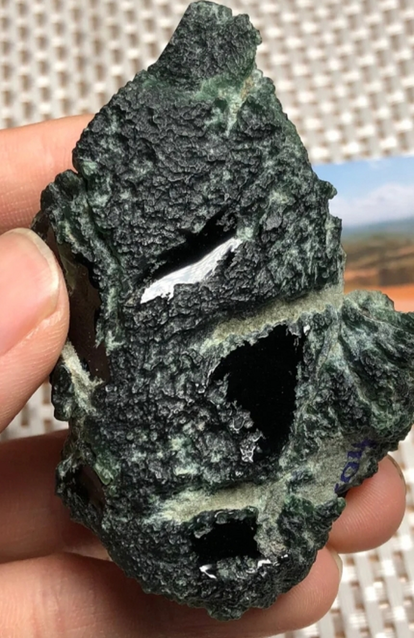 点击头像看直播# #翡翠原石#极品墨翠,110克,尺寸72×47×24mm