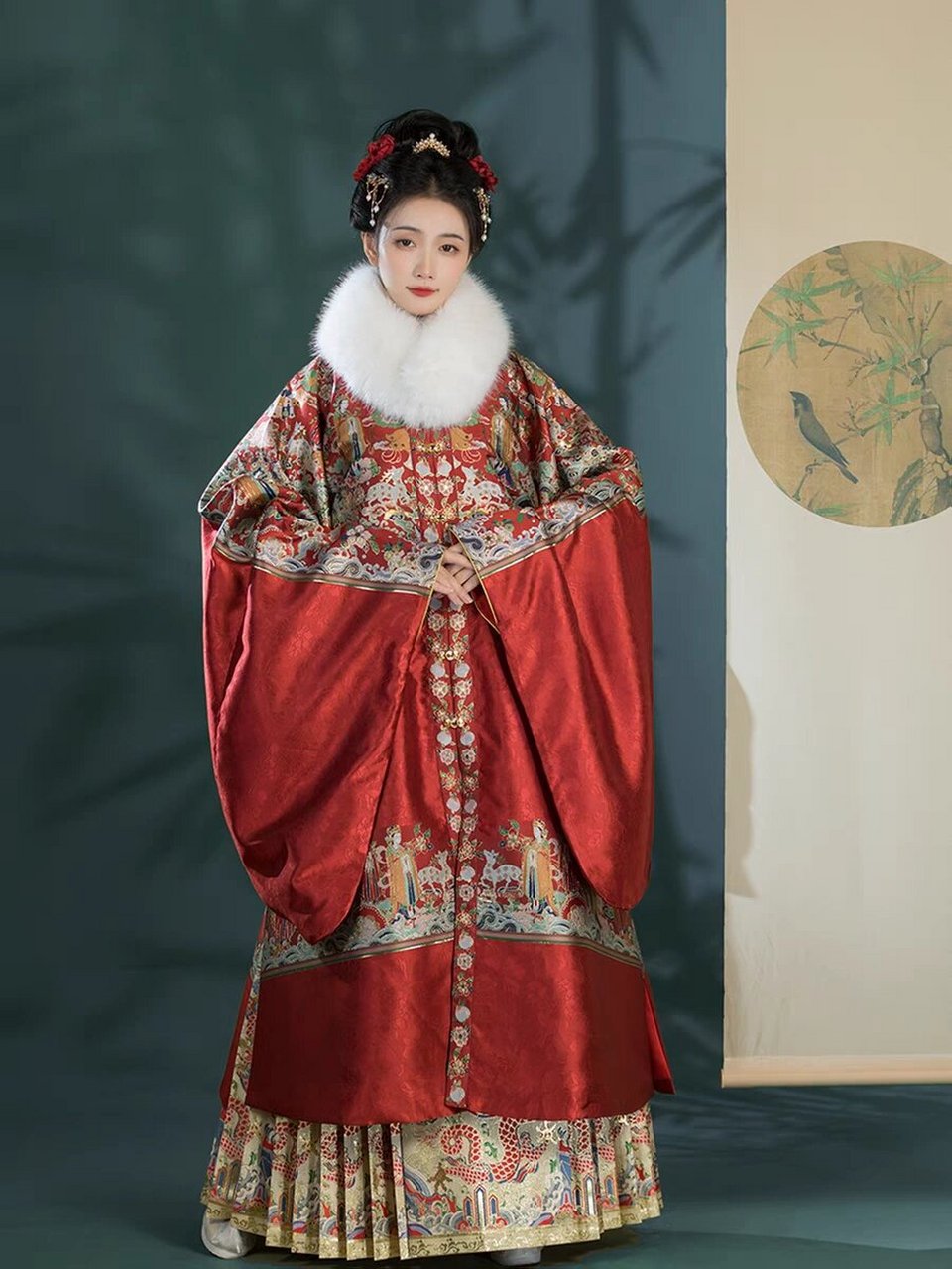 明制汉服婚服  汉服婚服,又称为"凤冠霞帔",是传统的中国婚礼服饰