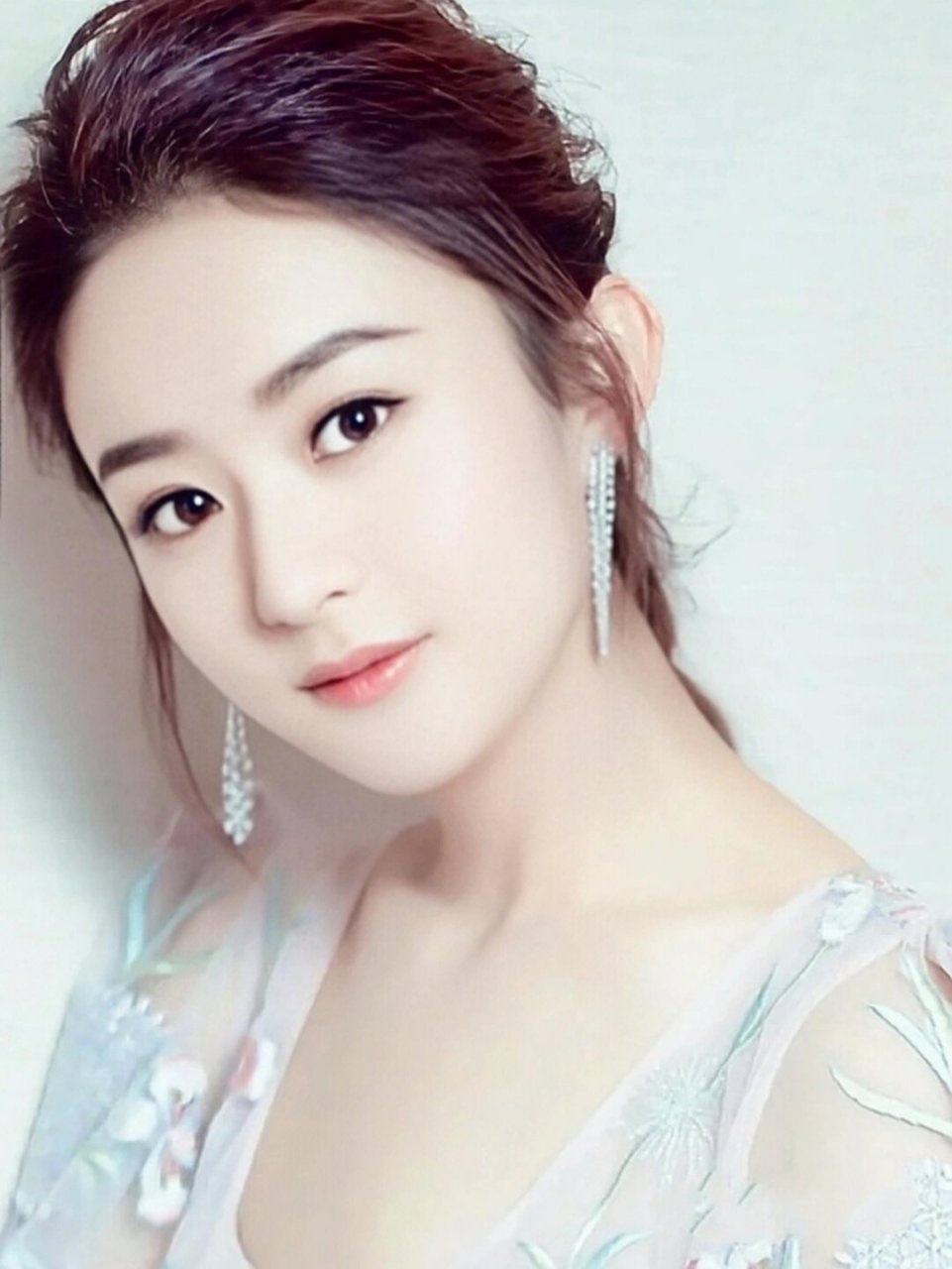 赵丽颖,中国著名女演员,拥有甜美的笑容和清新自然的