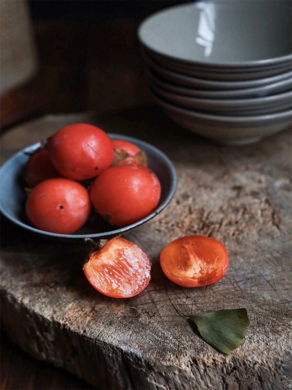 静物拍摄柿子  柿子,那红黄相间的色泽,仿佛是大自然的一幅油画.